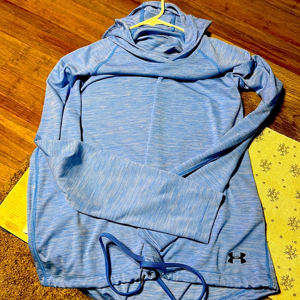 Under armour shirt with hood excellent condition